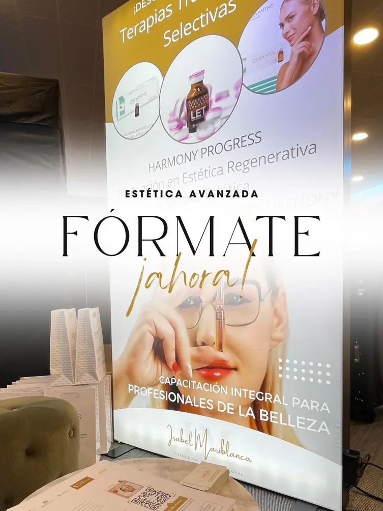 Isabel Mariblanca impartiendo Formación Estética Avanzada para Equipos de Clínica, mostrando técnicas innovadoras a profesionales.